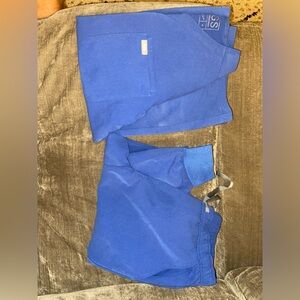 Mens FIGS scrub set jogger style. Small top and small bottoms